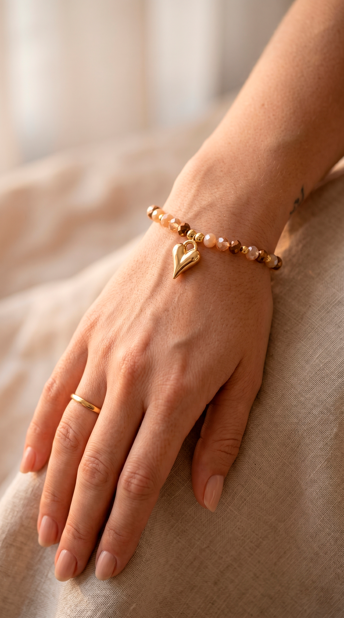 Pulsera Cristales Tonos Beige-Café y Corazón Inflado enchape Oro