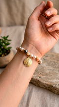Pulsera Perlas Shell Colores y Dije San Benito Enchape Oro