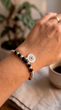 Pulsera Cristales Negros y Balines Enchape Plata
