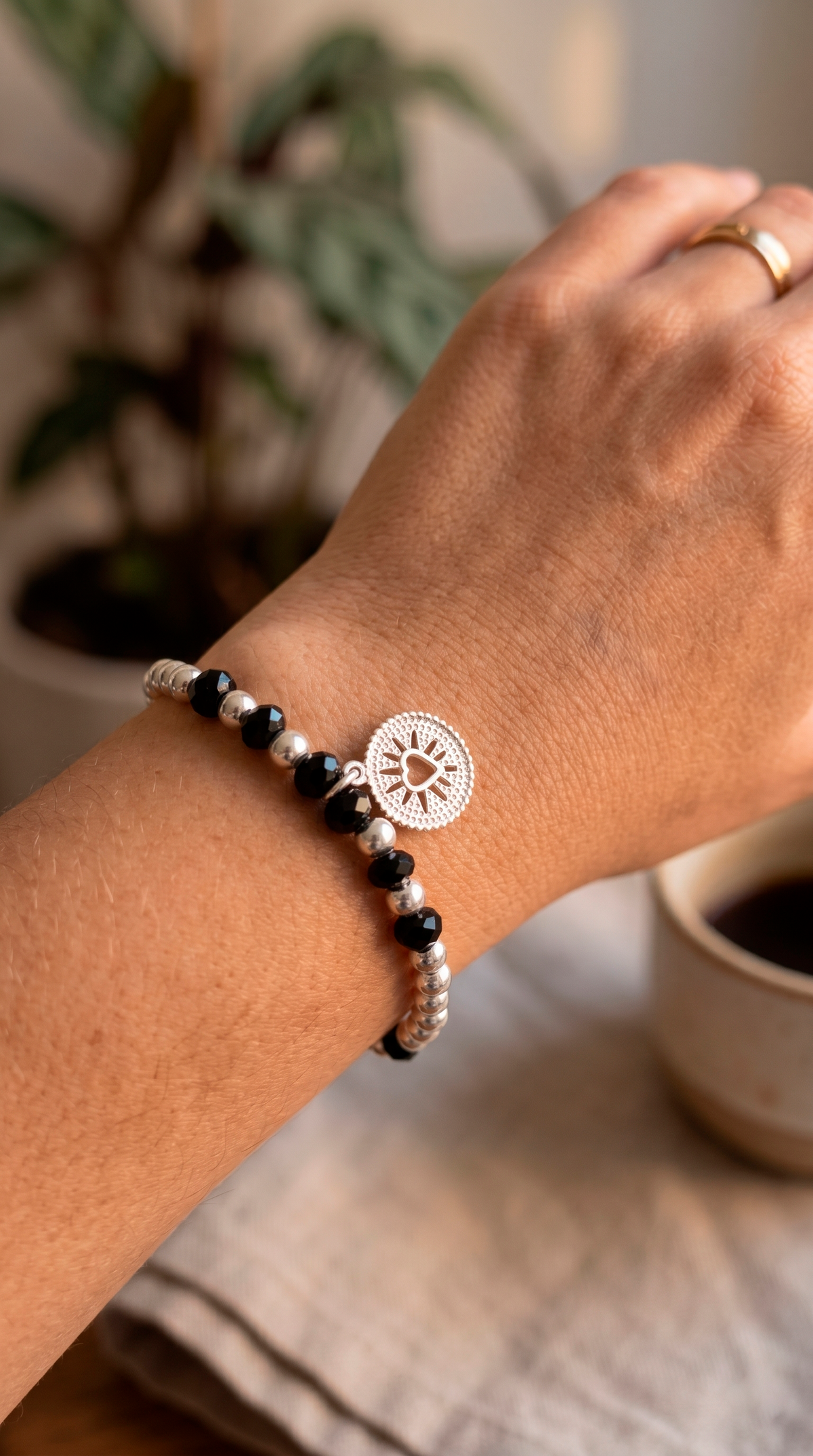 Pulsera Cristales Negros y Balines Enchape Plata