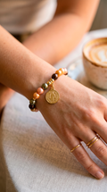Pulsera Perlas Shell Colores y Dije San Benito Enchape Oro