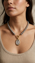 Collar Perla Shell Gris y Virgen Peltre