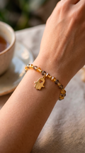 Pulsera Cristales y Dije Manito Enchape Oro