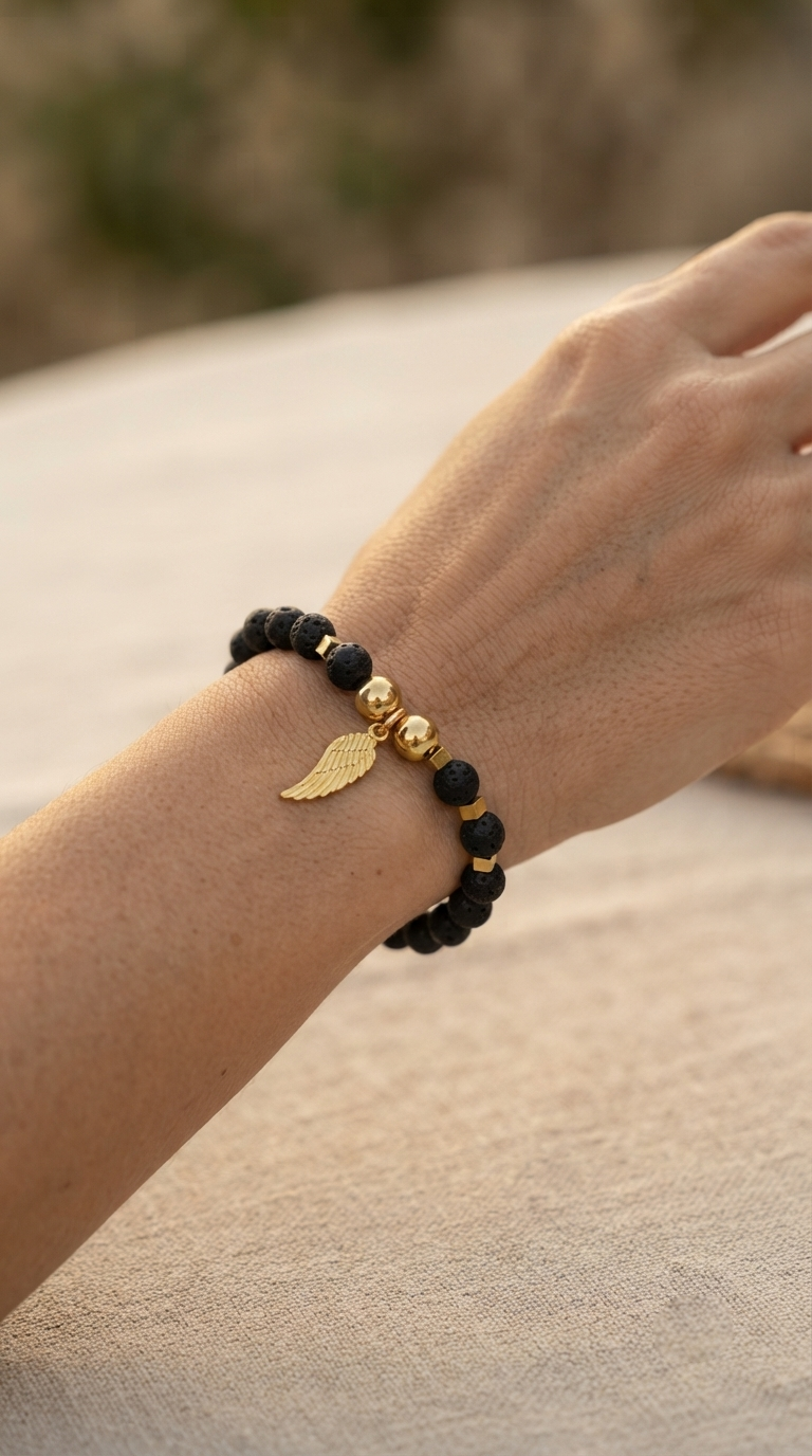 Pulsera Ónix Negro y Dije de Alita Enchape Oro