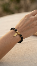 Pulsera Ónix Negro y Dije de Alita Enchape Oro