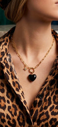 Collar Eslabones y Corazón Resina Negro Enchape Oro.