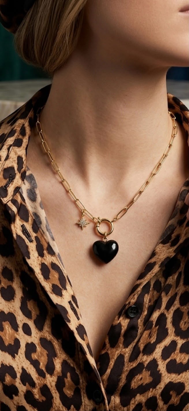 Collar Eslabones y Corazón Resina Negro Enchape Oro.