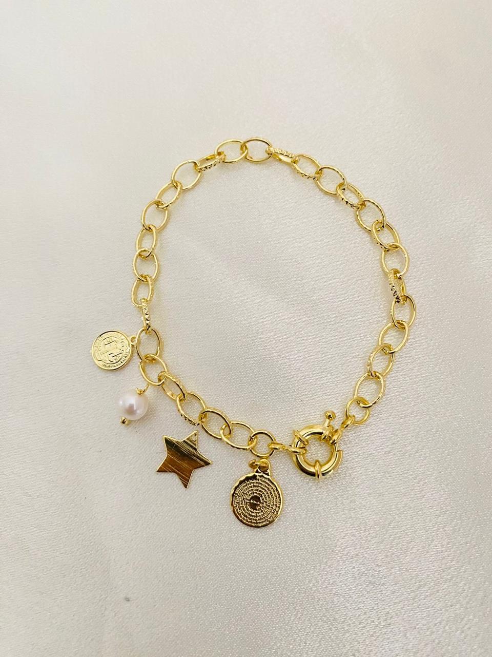 Pulsera Cadena Timón y 3 Dijes Enchape Oro