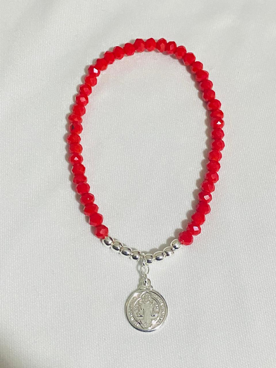 Pulsera Cristales Rojos y San Benito Enchape Plata