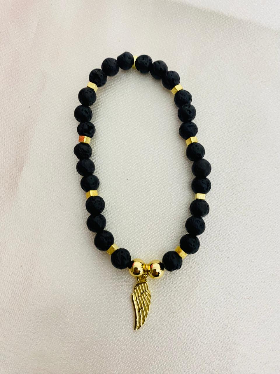 Pulsera Ónix Negro y Dije de Alita Enchape Oro