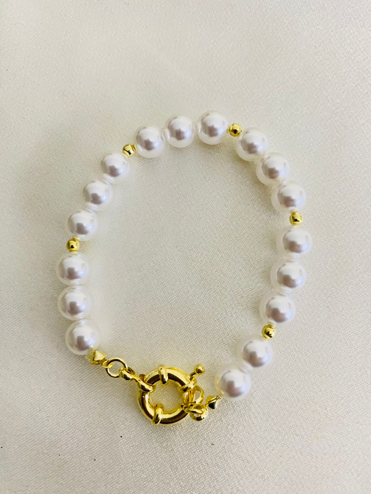 Pulsera Perlas Shell Blancas y Timón Enchape Oro