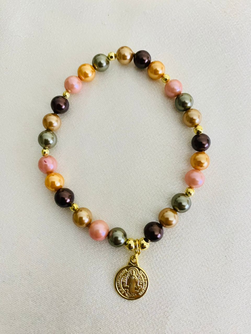 Pulsera Perlas Shell Colores y Dije San Benito Enchape Oro
