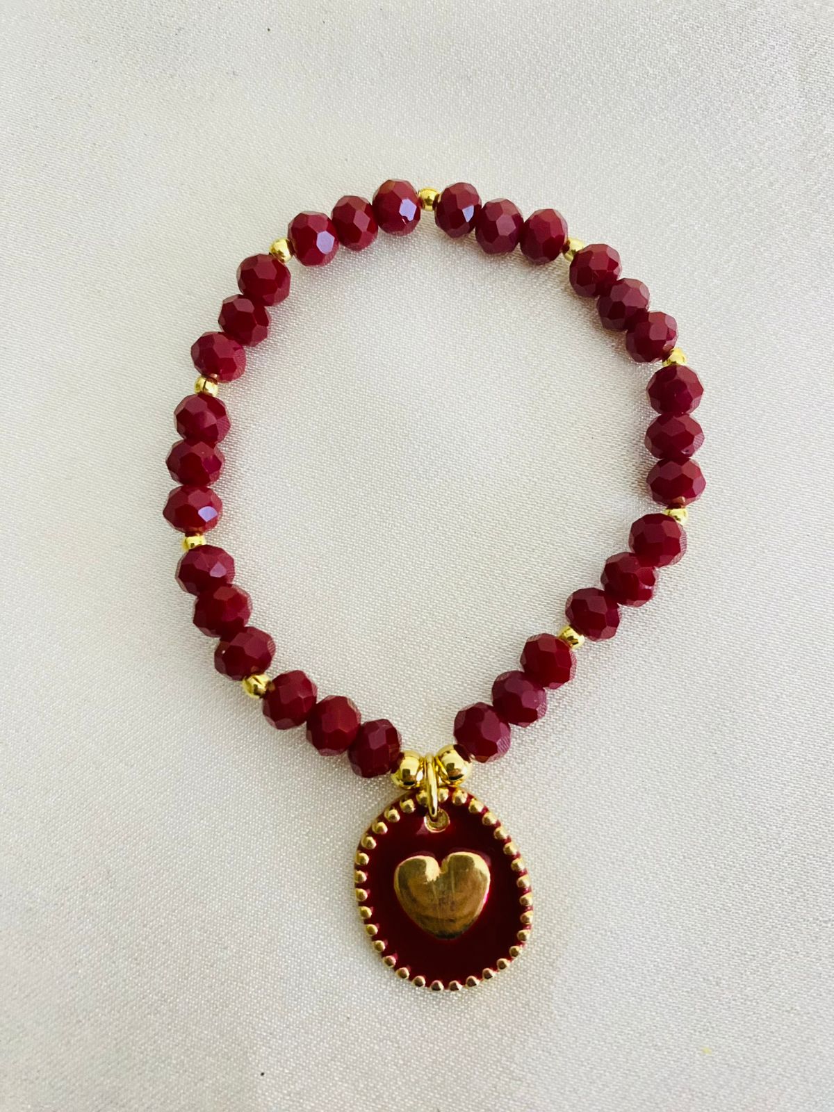 Pulsera Cristales Burdeo y Dije Corazón Esmaltado Enchape Oro