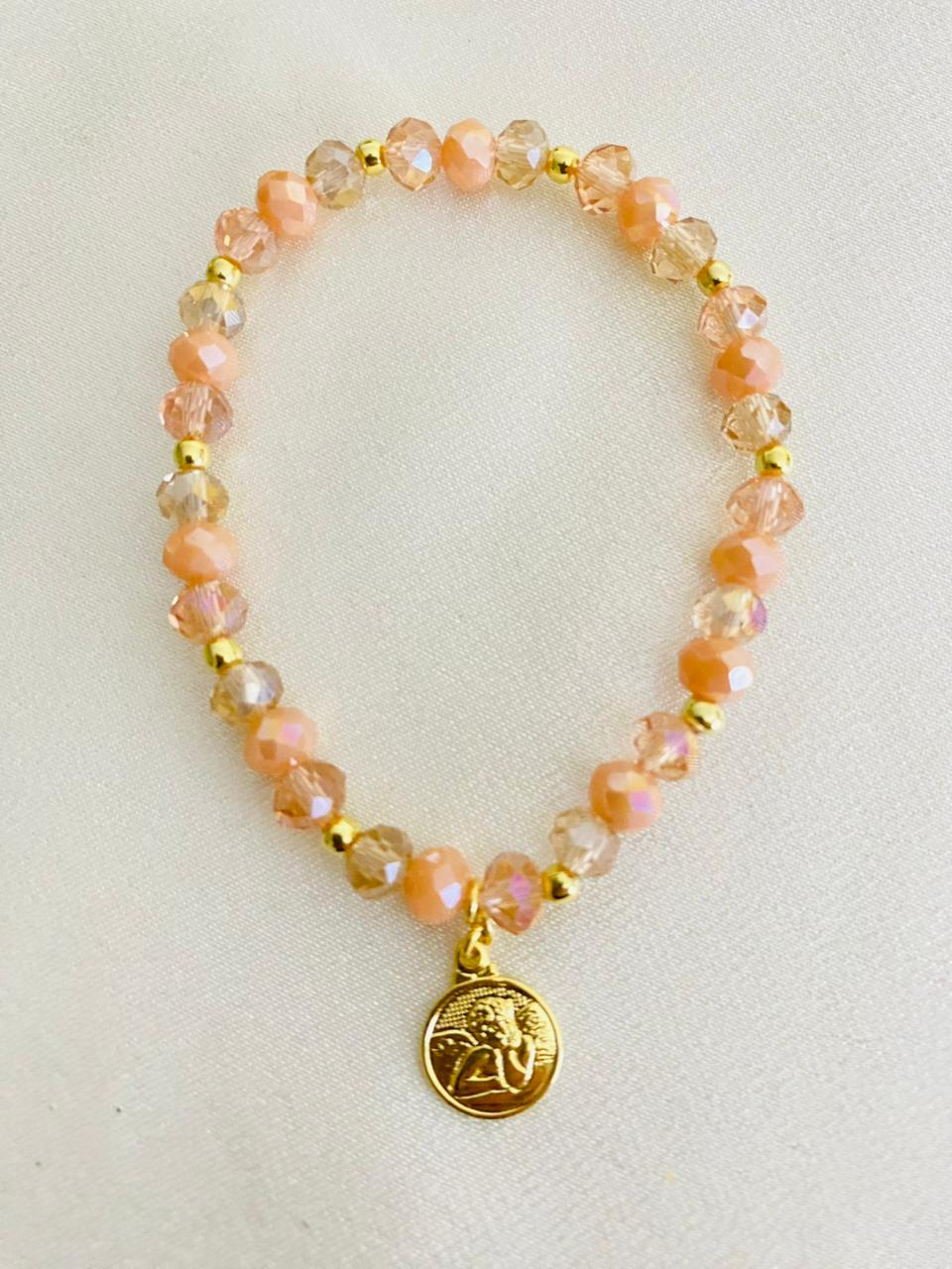 Pulsera Cristales tonos Salmón y Dije Ángel Enchape Oro