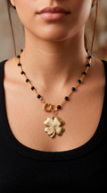 Collar Mostacilla, Ónix y Trébol Grande
